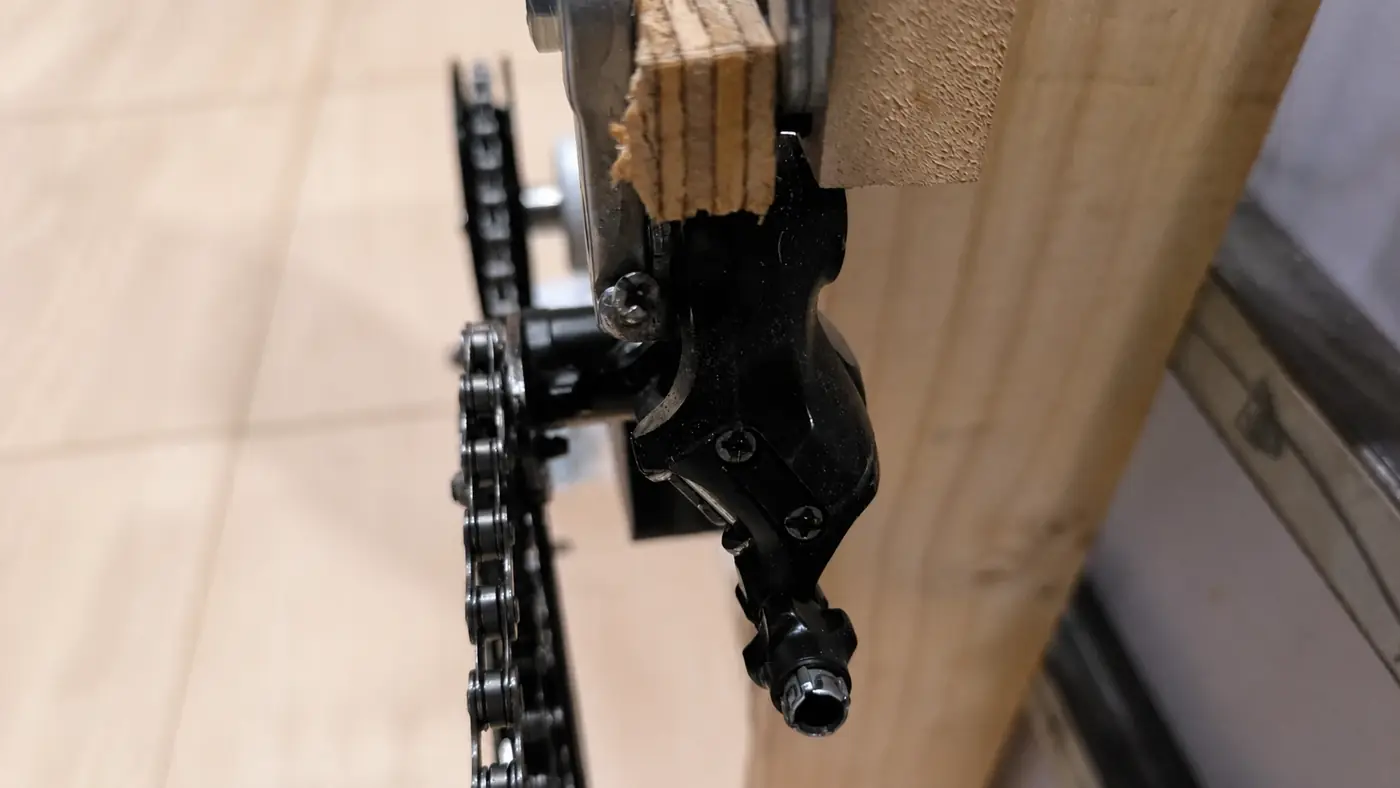 Impresora 3D junto a piezas de turbina prototipadas y herramientas